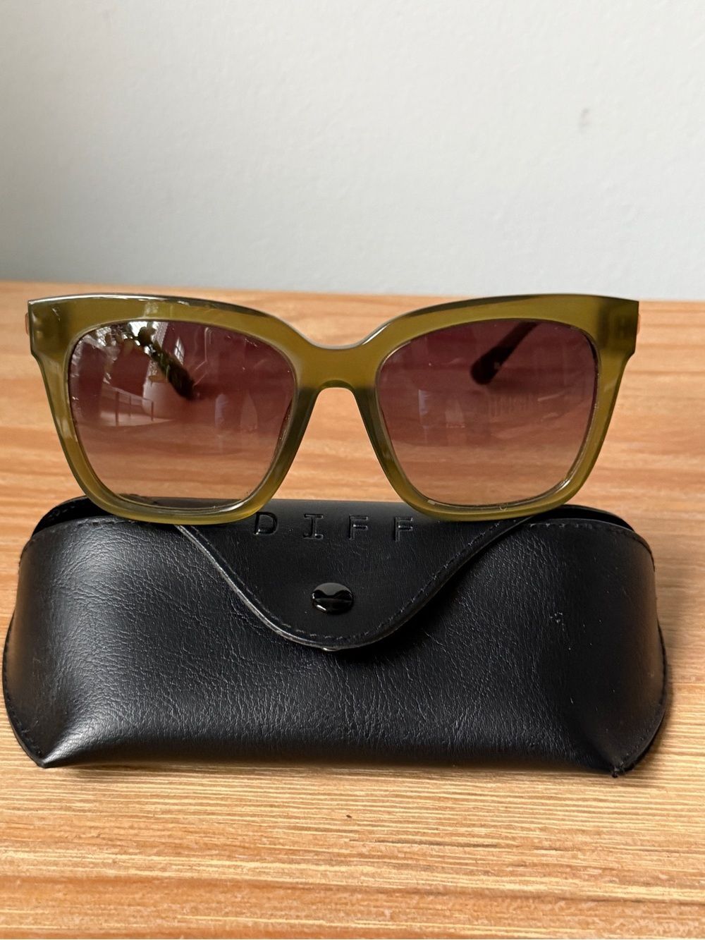 DIFF Eyewear Bella Olive Green Oversized Square Sunglasses with Case NWOT